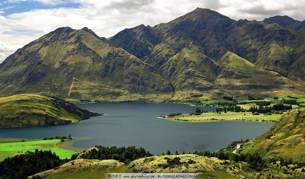 得荣,草原湖泊无计,河流穿城而过,环山抱水,乃风水极佳之地.