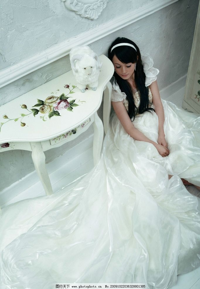 思念 婚纱 美女 欧式茶几 维也纳风格 人物摄影 人物图库 摄影 350dpi