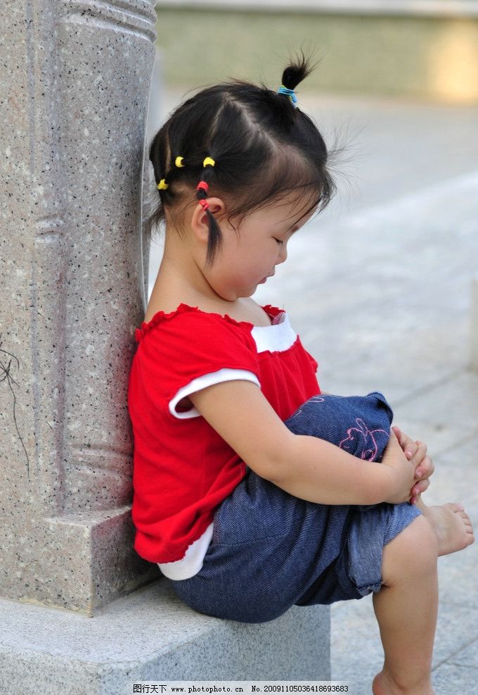 小小大人 小孩 红衣服 儿童 幼儿 光脚 盘膝 坐姿 搞笑 可爱