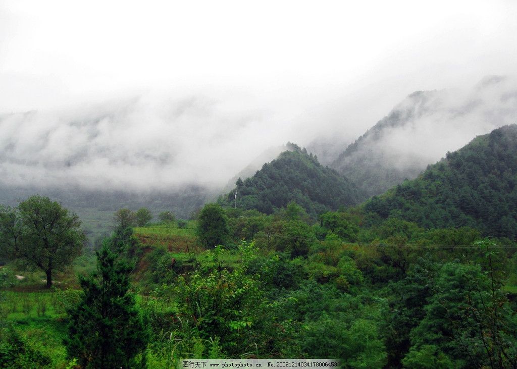 凤县紫柏山风景区初秋雨后云雾缭绕的景色图片